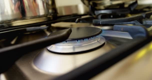 Quema en una estufa de gas en la cocina — Vídeos de Stock
