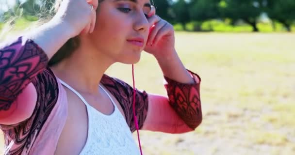 Vrouw luistert naar hoofdtelefoon 4k — Stockvideo