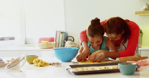 Mor och dotter förbereda cookies i köksbänken — Stockvideo