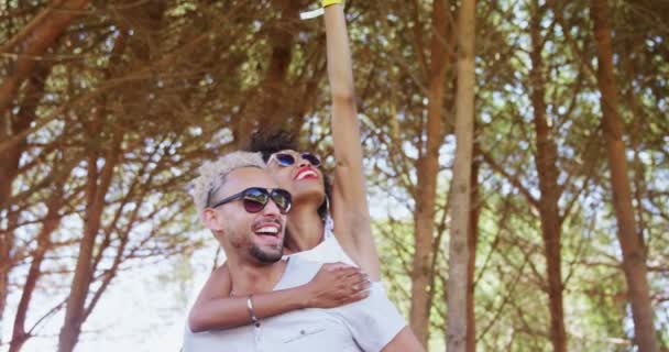 Paar in piggyback rit plezier op muziekfestival — Stockvideo