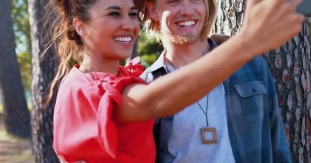 Hipster ζευγάρι λαμβάνοντας μια selfie 4k — Αρχείο Βίντεο