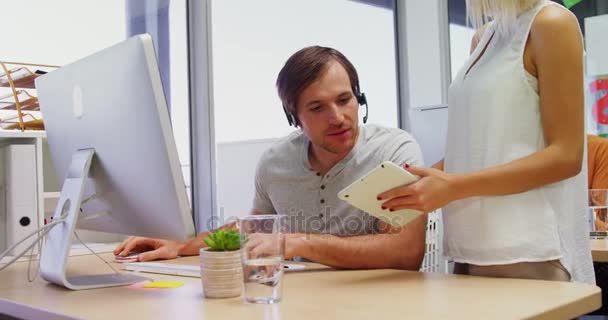 Leidinggevenden interactie tijdens het werken op de computer en de digitale tablet 4k — Stockvideo