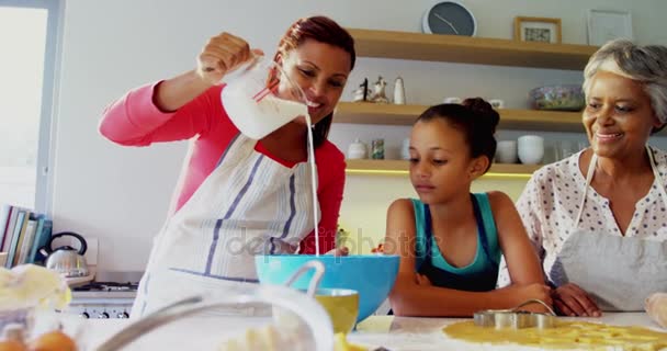 Familjen förbereder cookies i kök — Stockvideo