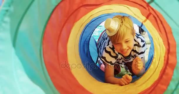 Niño moviéndose a través de túnel tienda — Vídeos de Stock