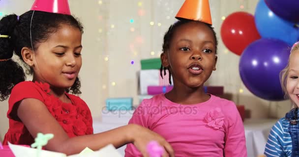 Дети веселятся на дне рождения — стоковое видео