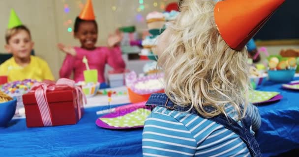 Niños divirtiéndose durante la fiesta de cumpleaños — Vídeos de Stock