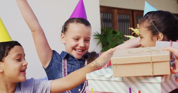 Lächelndes Mädchen erhält Geschenke von Freunden — Stockvideo