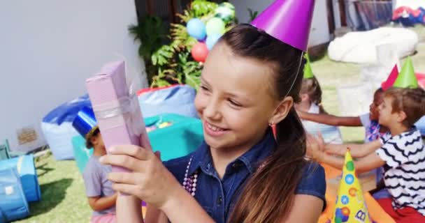 Porträt eines Mädchens zeigt Geschenkschachtel — Stockvideo