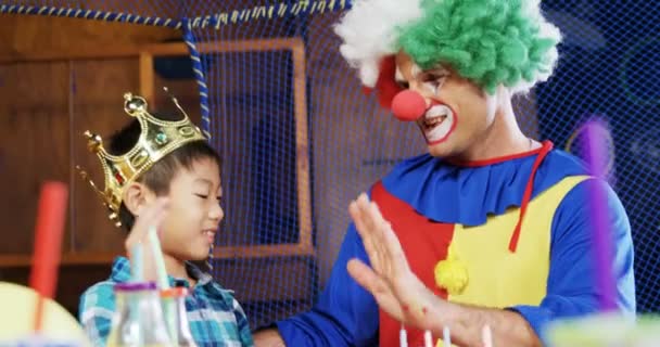 Clown giving high five to boy — Stock Video