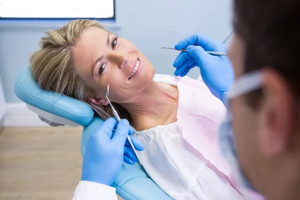 Женщина на стоматологическом лечении — стоковое фото