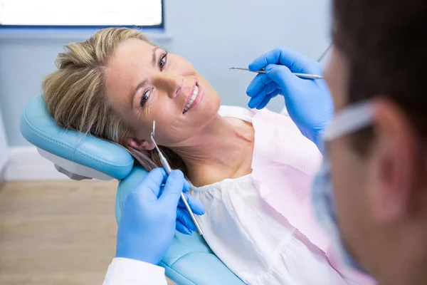 Mulher em tratamento dentário — Fotografia de Stock