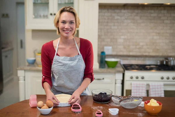 Kadın mutfakta Pan kek hazırlama — Stok fotoğraf