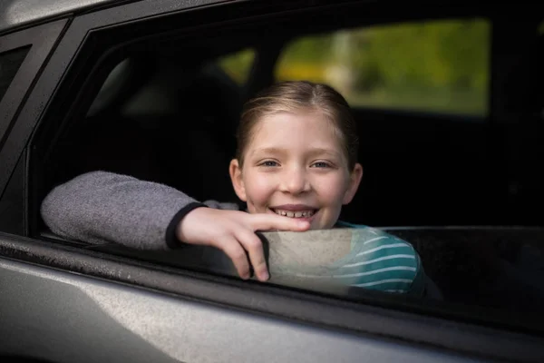 Adolescente olhando através da janela do carro — Fotografia de Stock