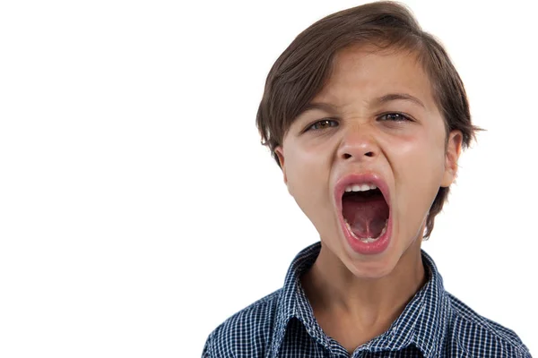 Menino gritando contra fundo branco — Fotografia de Stock