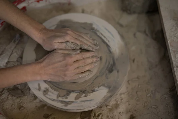 Kvinnliga potter molding clay — Stockfoto