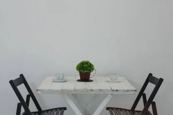 Taza de café y maceta en la mesa —  Fotos de Stock