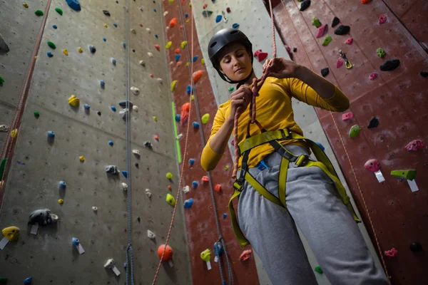 Corda da atleta femminile in palestra — Foto Stock