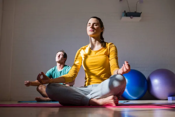 Menschen meditieren im Fitnessstudio — Stockfoto