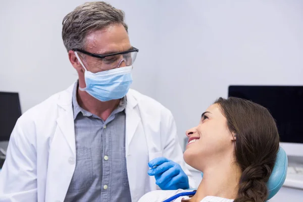 Dentist talking with woman at clinic — Stock Photo, Image