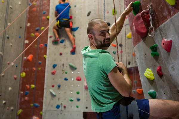 Pared de escalada de atleta en el gimnasio —  Fotos de Stock