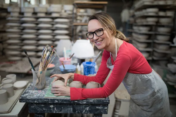 Mujer comprobar tazas en worktop — Foto de Stock