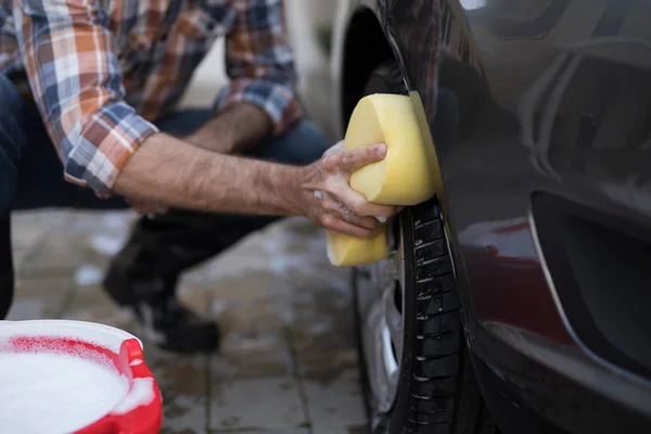 Man washing a car on a sunny day — Stock Photo, Image