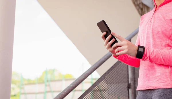Женщина, использующая мобильный телефон на лестнице — стоковое фото