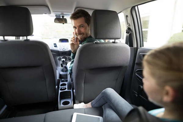 Man talking on mobile phone in a car — Stock Photo, Image