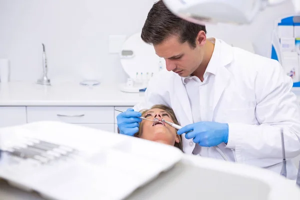 Tandläkare innehav medicinsk utrustning — Stockfoto