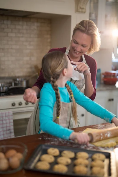 Mor och dotter har roligt — Stockfoto