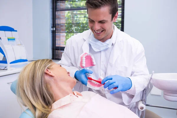 Dentista segurando molde dental por mulher — Fotografia de Stock