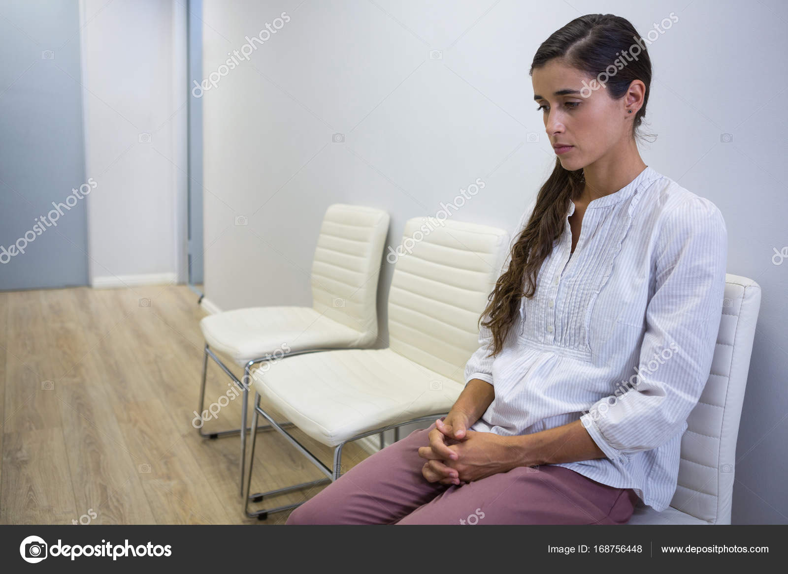 В больнице девушка сидит. В больнице девушка сидит. Девочка в палате больнице. Красивая девушка в больнице. Девушка сидит в больнице.