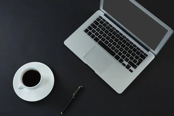 Laptop, pluma y café negro — Foto de Stock