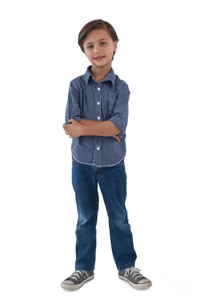 Niño de pie con los brazos cruzados — Foto de Stock