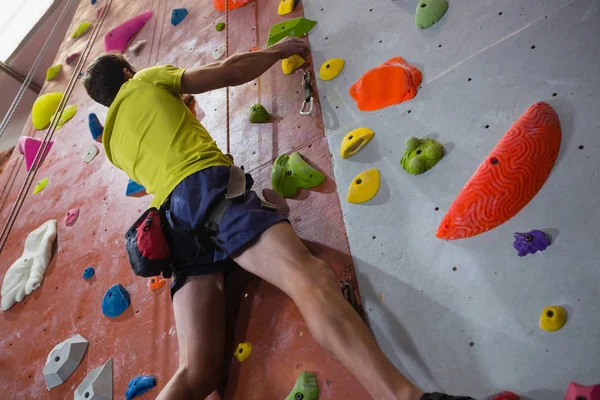 Atleta escalada en roca en el gimnasio —  Fotos de Stock