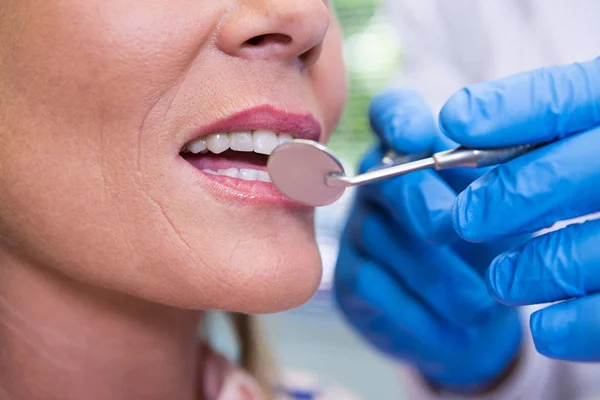 Imagem recortada de dentista examinando mulher — Fotografia de Stock