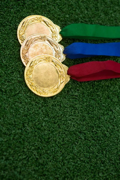 Medalhas na grama artificial — Fotografia de Stock