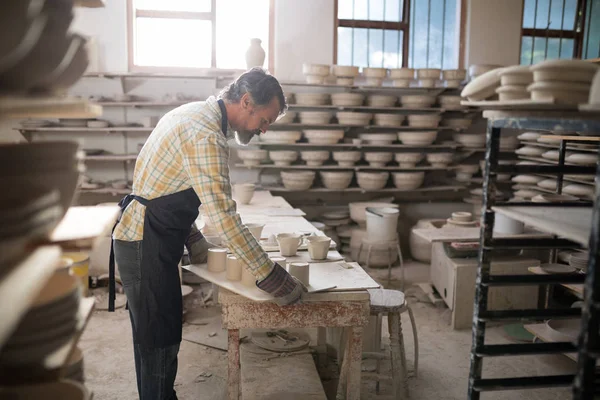 Alfarero macho trabajando en encimera — Foto de Stock