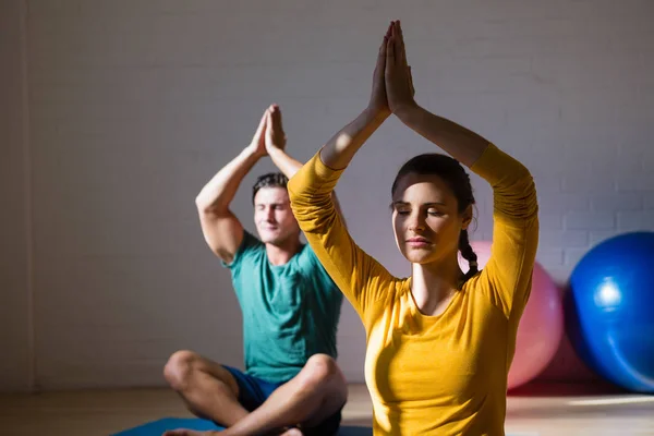 Persone che meditano in posizione di preghiera al club — Foto Stock