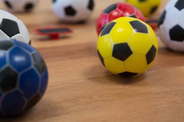 A fából készült asztal különböző futball-labda — Stock Fotó