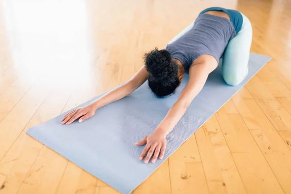 Kvinnan utför stretching motion — Stockfoto