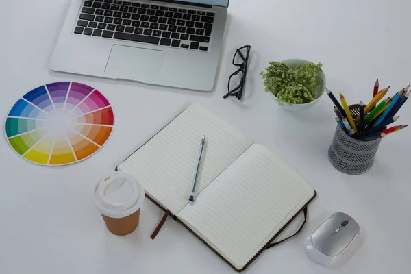 Laptop, kacamata, coretan warna dan alat tulis — Stok Foto