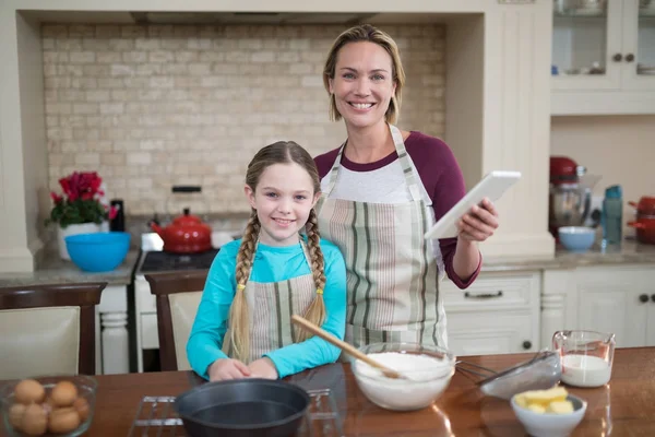 Mère et fille utilisant une tablette numérique — Photo