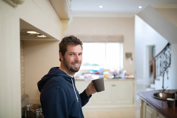 男人在家里抱着一杯咖啡 — 图库照片
