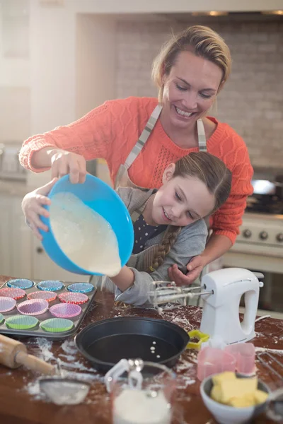 Mother and daughter preparing cup cake — Stock Photo, Image