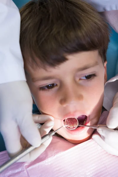 Junge erhält Zahnbehandlung — Stockfoto