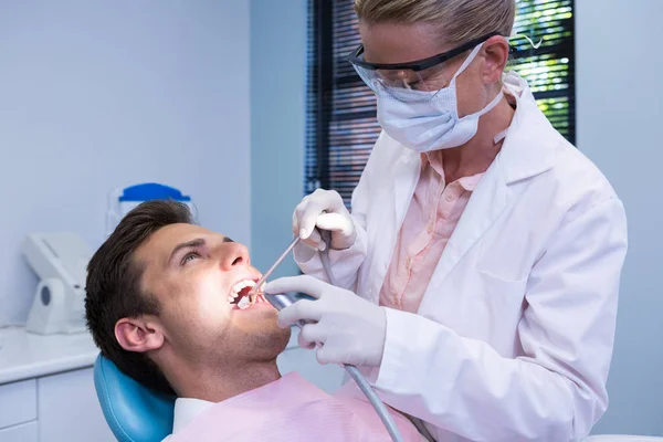 Dentista sosteniendo equipo médico —  Fotos de Stock