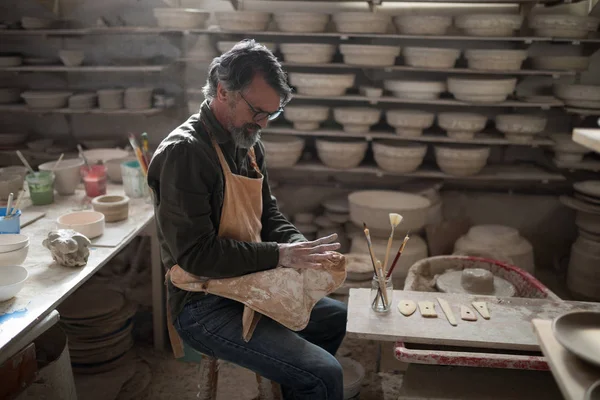 铸造粘土的男性波特 — 图库照片
