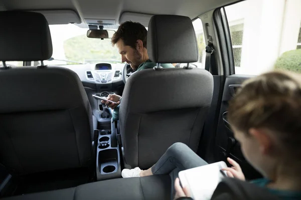 Homem usando telefone celular em um carro — Fotografia de Stock