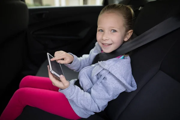 Dijital tablet kullanan genç kız — Stok fotoğraf